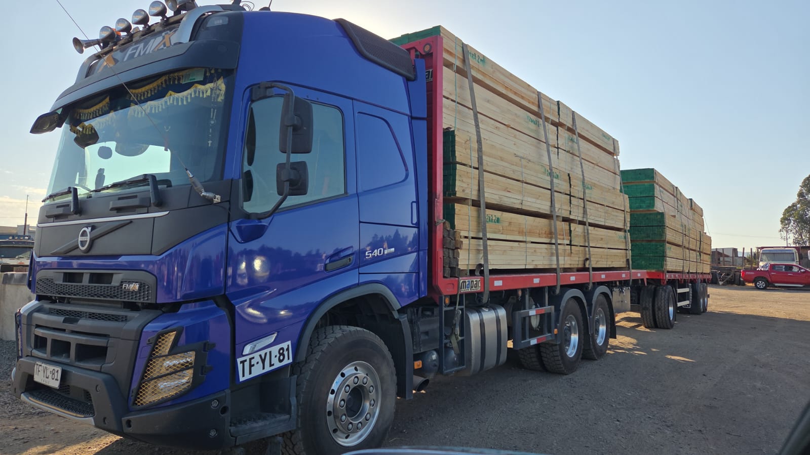 Camión cargado con pino dimensionado